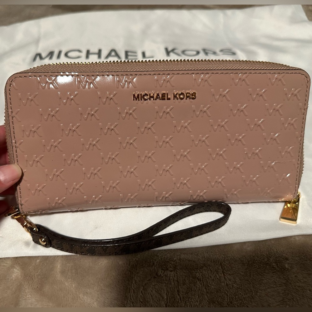 Michael Kors Travel Continental Embossed Leather Jetset Logo Wallet NWT (Fawn)